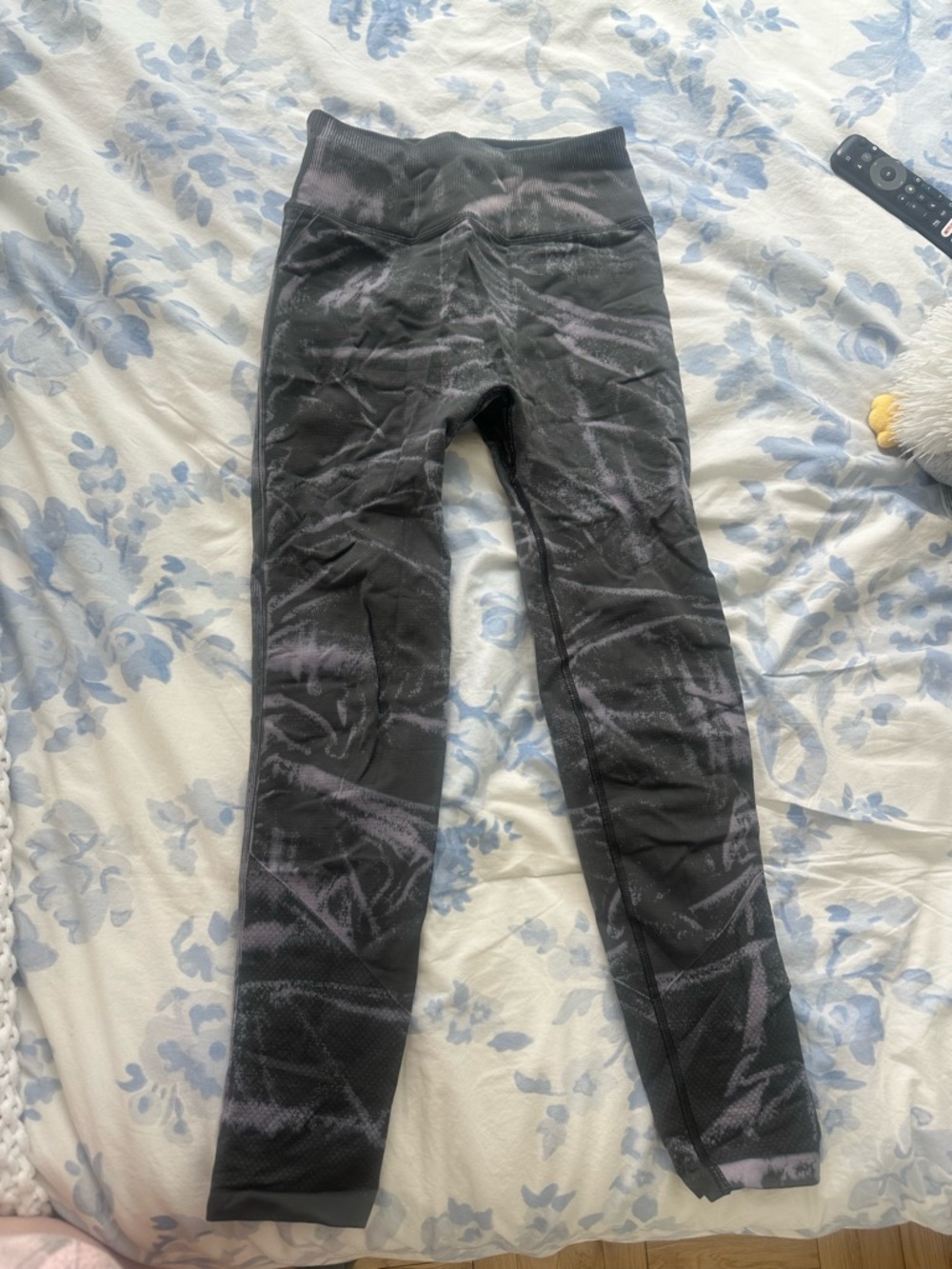 Lululemon Size 6 Grey Leggings - Ebb to Street